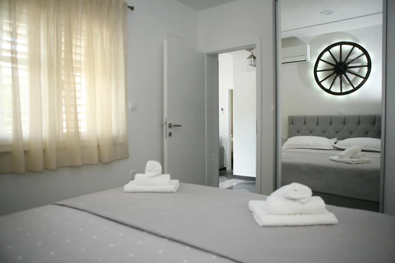 Apartments Old Town Trogir 0*,  Croácia